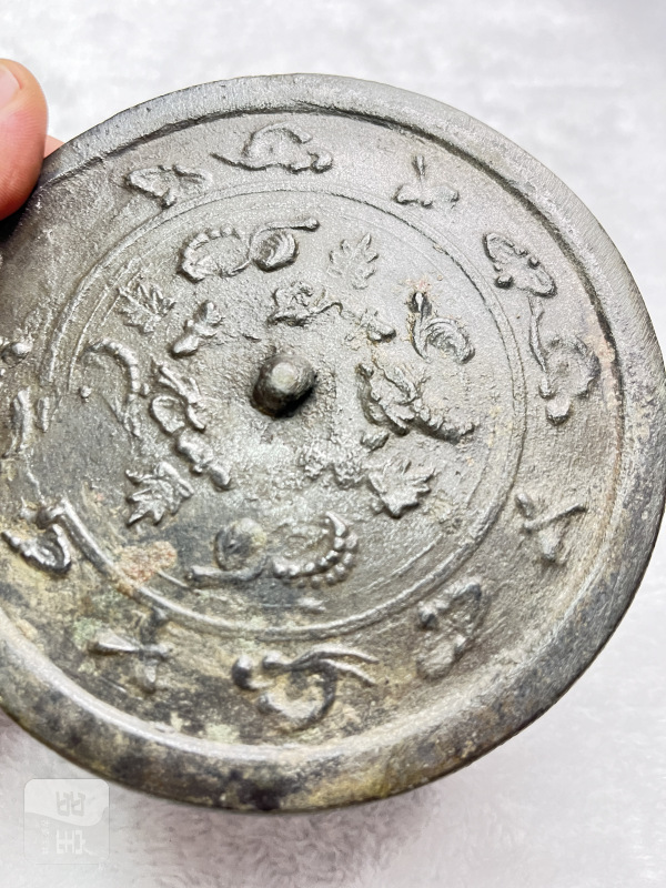 五毒花卉纹圆钮铜镜 - 图6